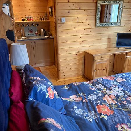 Exclusive 2 Bedroom Apartment With Summer House And Hot Tub Дейвънтри Екстериор снимка