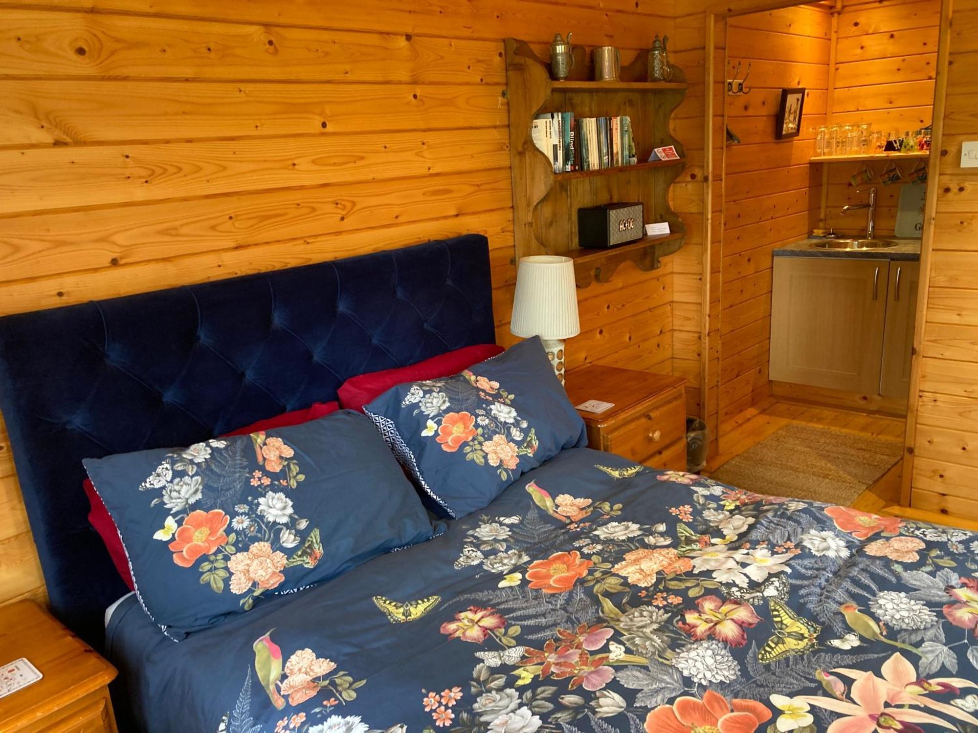 Exclusive 2 Bedroom Apartment With Summer House And Hot Tub Дейвънтри Екстериор снимка
